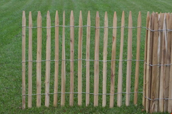 De voordelen van een schapenhek: mooie, natuurlijke omheining voor om je tuin